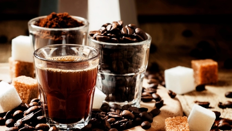 Cà phê, rượu, bia đều chứa chất kích thích như caffeine và ethanol