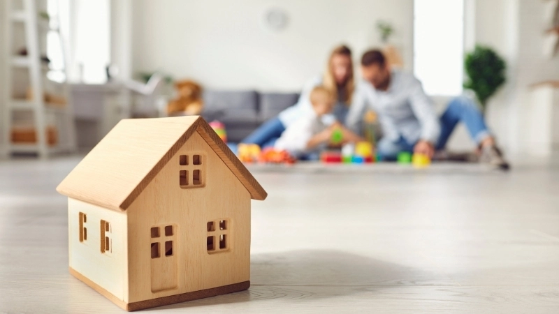  Hình ảnh một gia đình đang ngồi đọc sách cùng nhau, minh họa vai trò của giáo dục gia đình