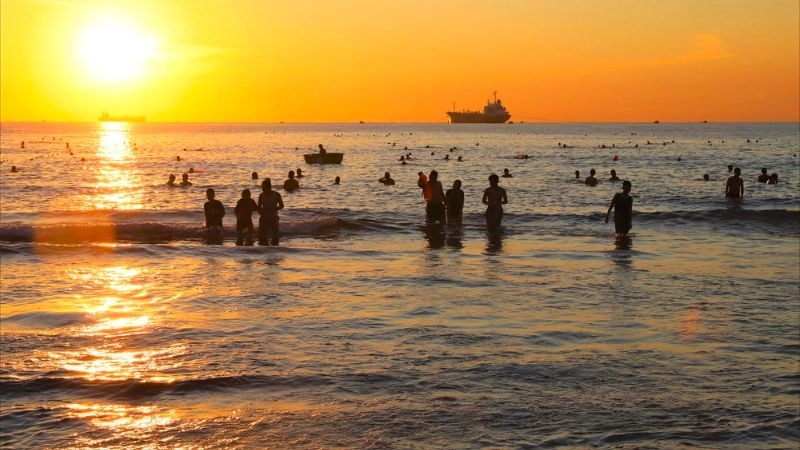 Đến đây để tắm biển thư giãn trong làn nước xanh mát