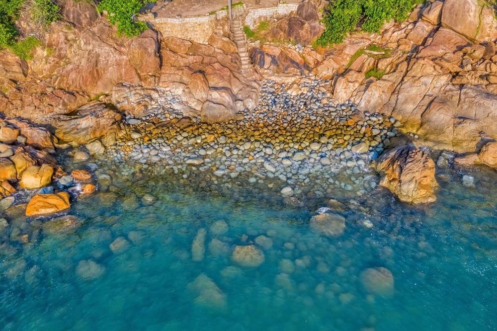 Đừng quên ngắm cảnh biển thơ mộng giữa rừng núi hùng vĩ nơi đây