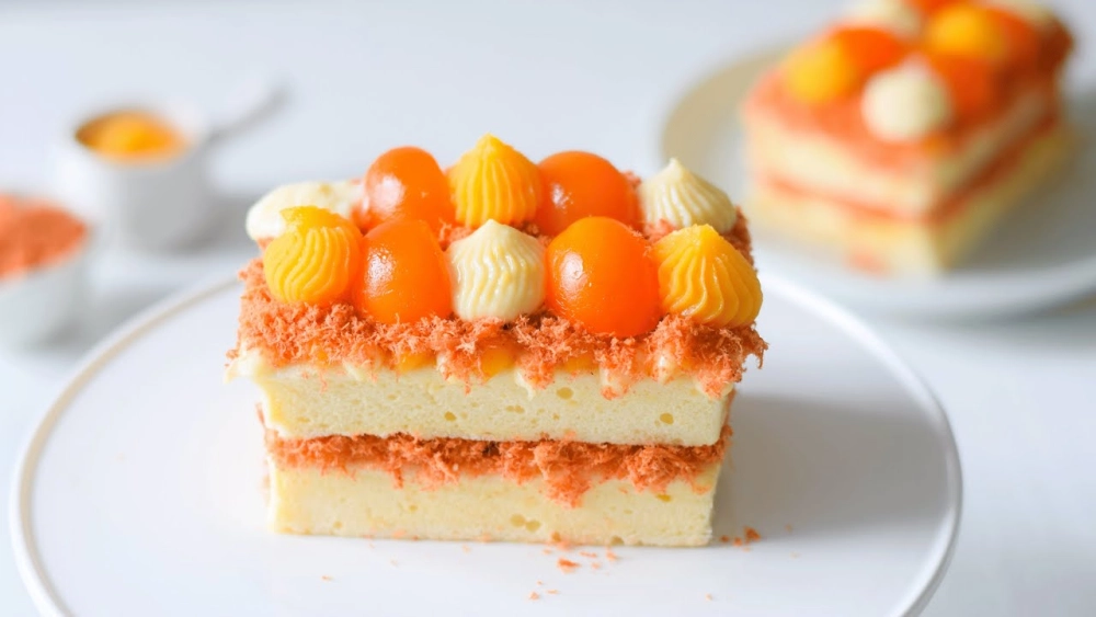 Mang về bánh bông lan trứng muối làm quà chuẩn vị