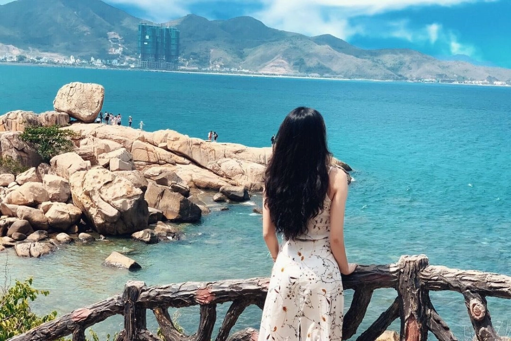 Sảng khoái với tắm biển trong lành tại bãi Hòn Chồng xanh ngắt