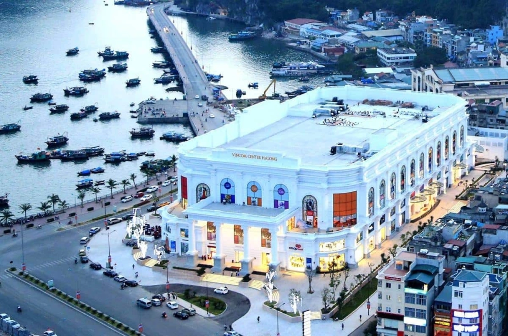 Mua sắm sôi động tại Vincom Plaza Hạ Long