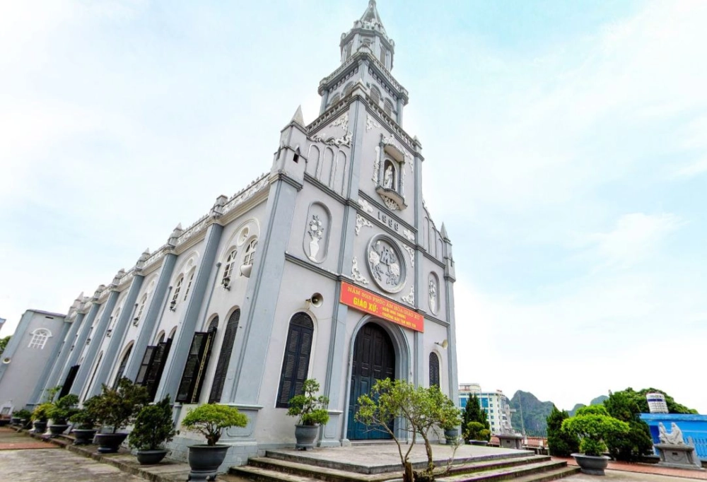 Check in yên bình tại nhà thờ Hòn Gai