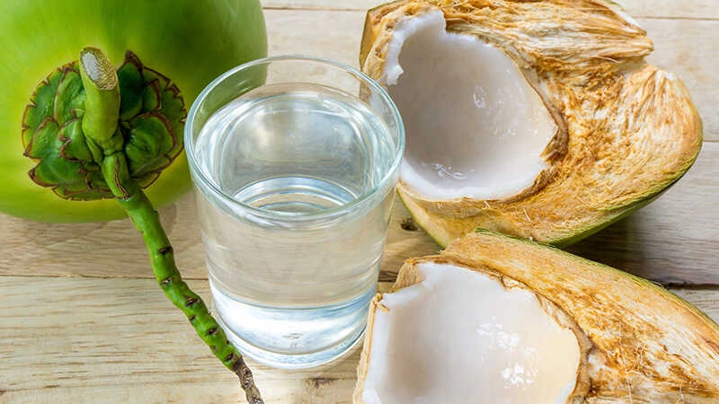 Giải khát với đồ uống mát nước dừa nước suối