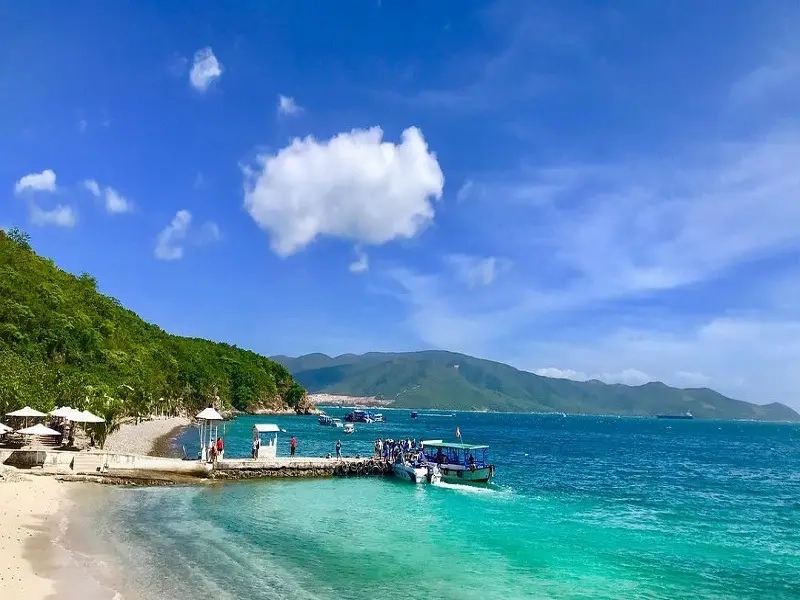Tận hưởng không gian biển xanh tại Bãi Tranh nổi tiếng