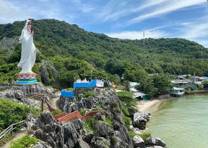 Chiêm bái linh thiêng tại tham quan tượng Phật Bà trên núi Lầu Chuông