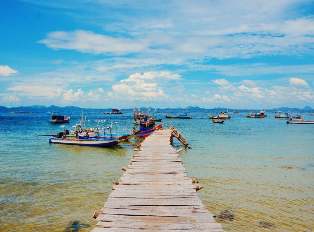 Tận hưởng cuộc sống khi ghé làng bè cá địa phương