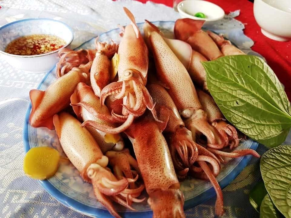 Thưởng thức đặc sản mực nháy tươi khi ghé đảo