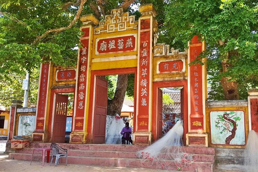 Dâng hương tại đền Tổ nghề yến sào