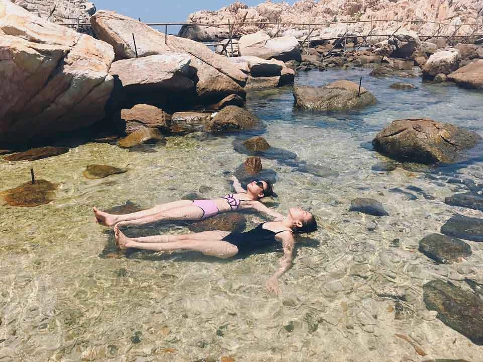 Rực rỡ sắc màu với ngắm san hô từ tàu đáy kính hoặc snorkeling