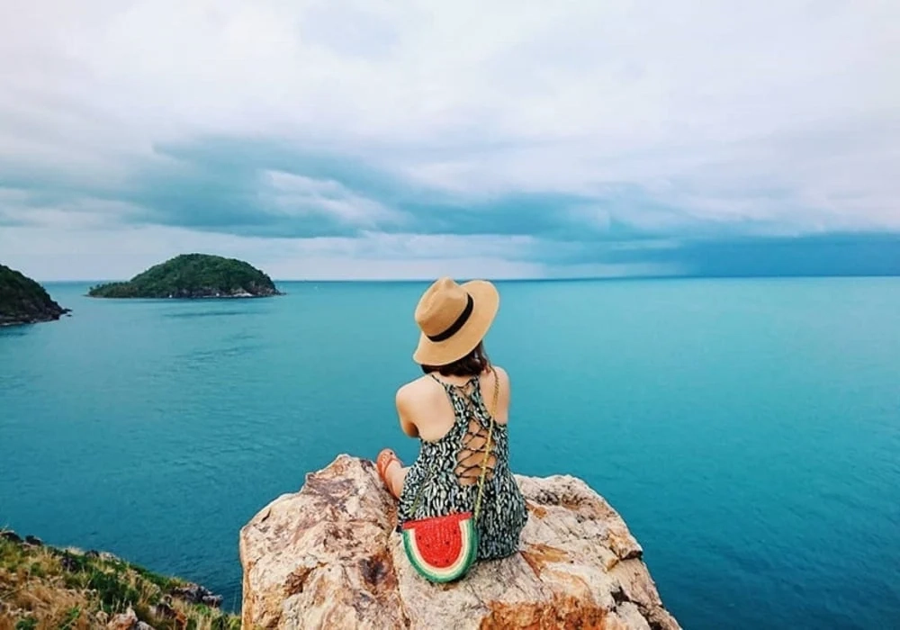 Hòa mình vào làn nước mát khi tắm biển trên đảo