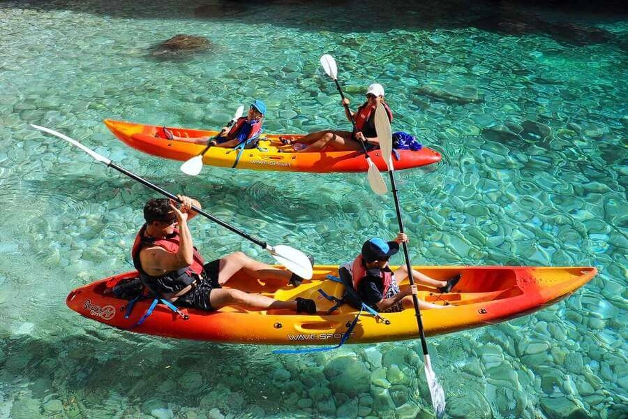 Khám phá vịnh biển bằng hoạt động chèo kayak đầy cuốn hút