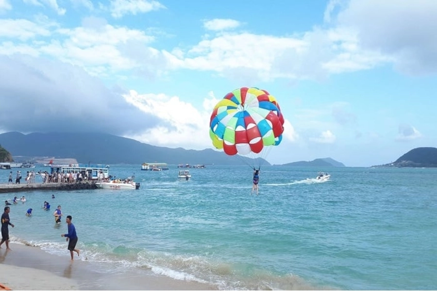 Hòn Sỏi Nha Trang sôi động với thử thách với các trò chơi thể thao nước