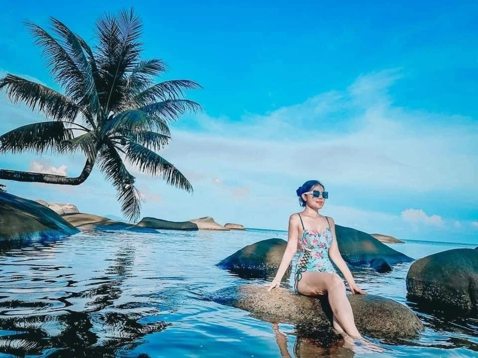 Tận hưởng tắm biển và khám phá bờ cát hoang sơ yên bình