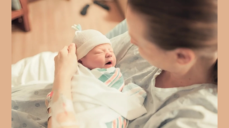 Không để người lạ bồng bé khi chưa về đến nhà