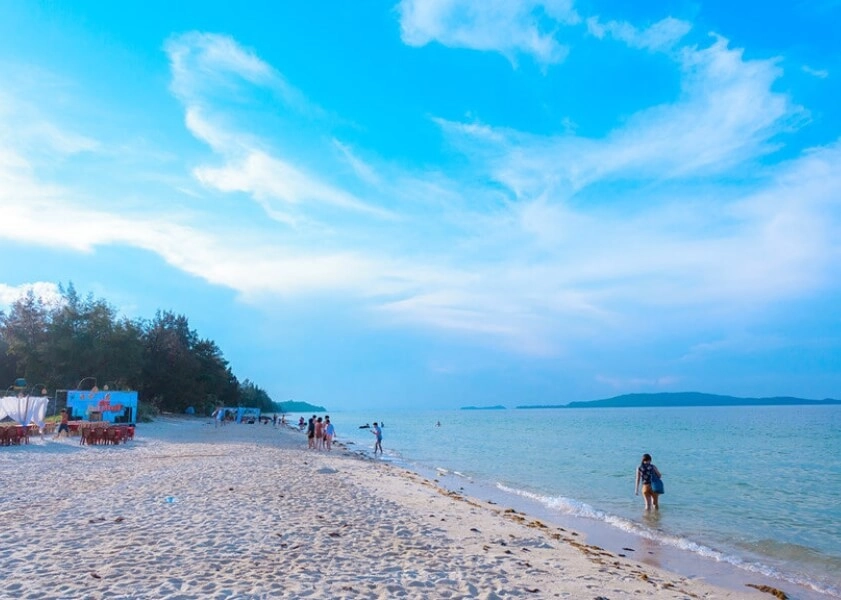Khám phá biển xanh qua vị trí và cách di chuyển đến bãi hồng vàn