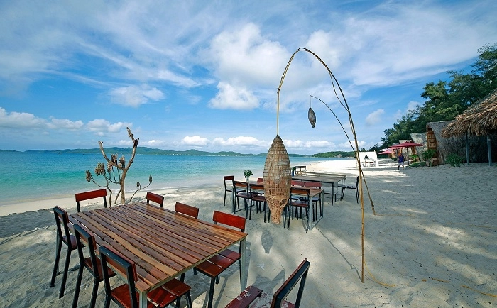 Check in sóng vỗ mát rượi tại bãi vàn chảy trong xanh
