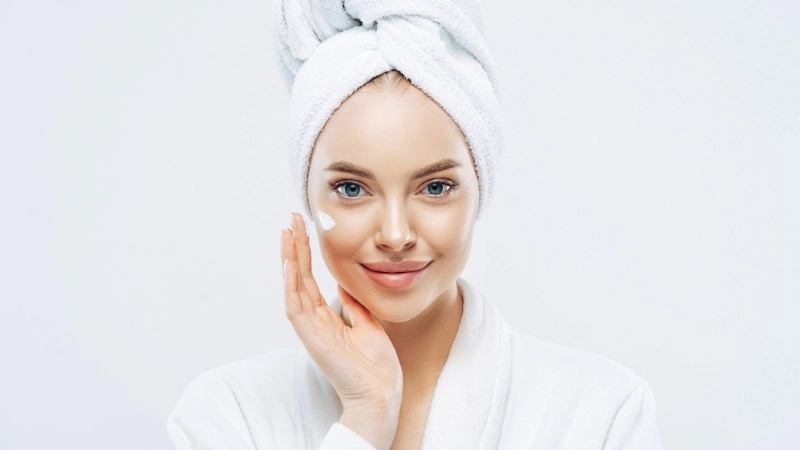 Sử dụng serum và kem dưỡng giúp bổ sung HA hiệu quả