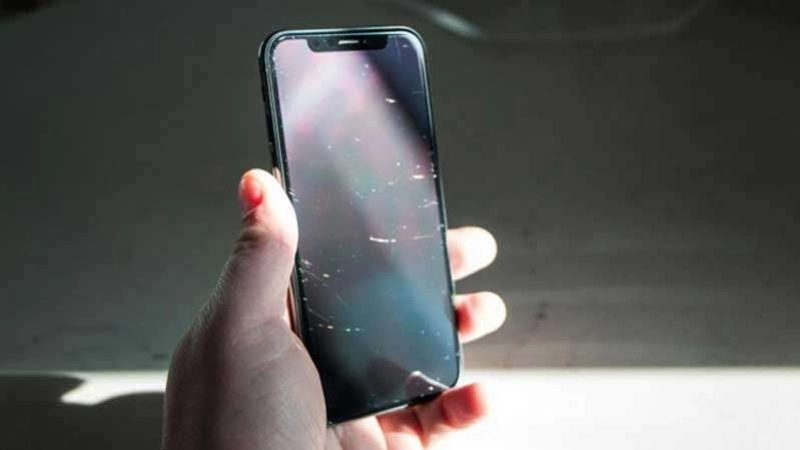 Triệu chứng khi bị xước film iPhone
