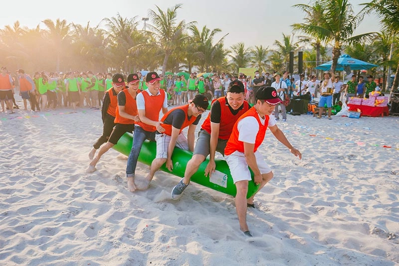 Cùng bạn bè dạo chơi picnic trên bờ đảo hoang bình yên mát lành