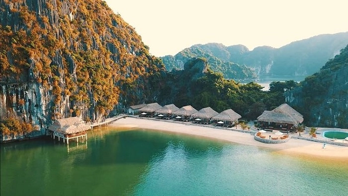 Tắm nắng và thư giãn tại bãi tắm Vạn Bội mộng mơ