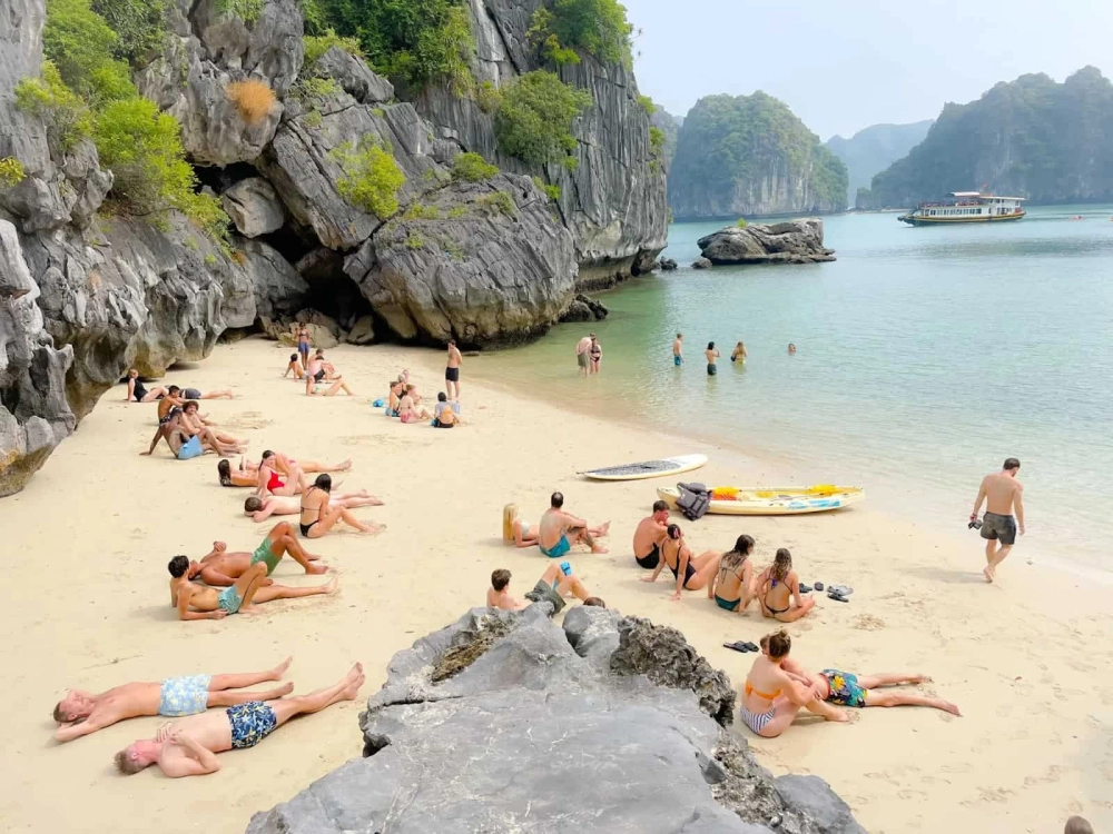 Sảng khoái với hoạt động tắm biển trong xanh ở Đảo Mắt Rồng