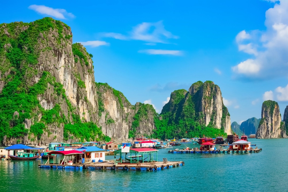 Khám phá nét bình yên của làng chài Cửa Vạn cổ kính