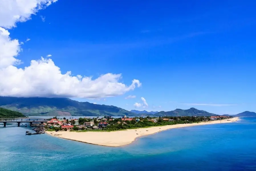 Thỏa sức nô đùa tại biển Cảnh Dương trong xanh