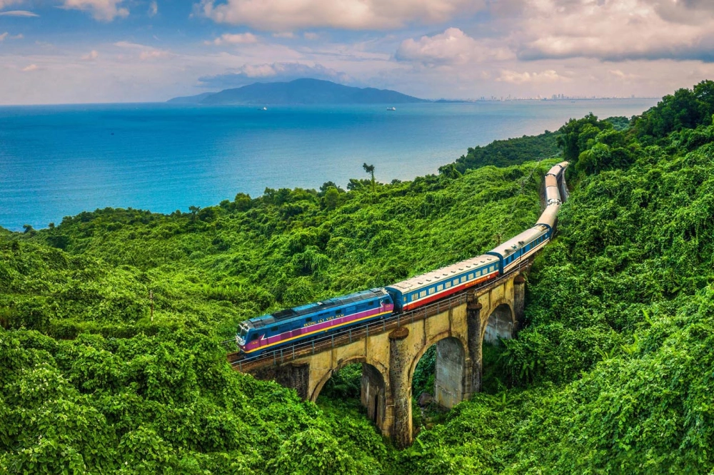 Ngắm toàn cảnh tuyệt đẹp từ đèo Hải Vân