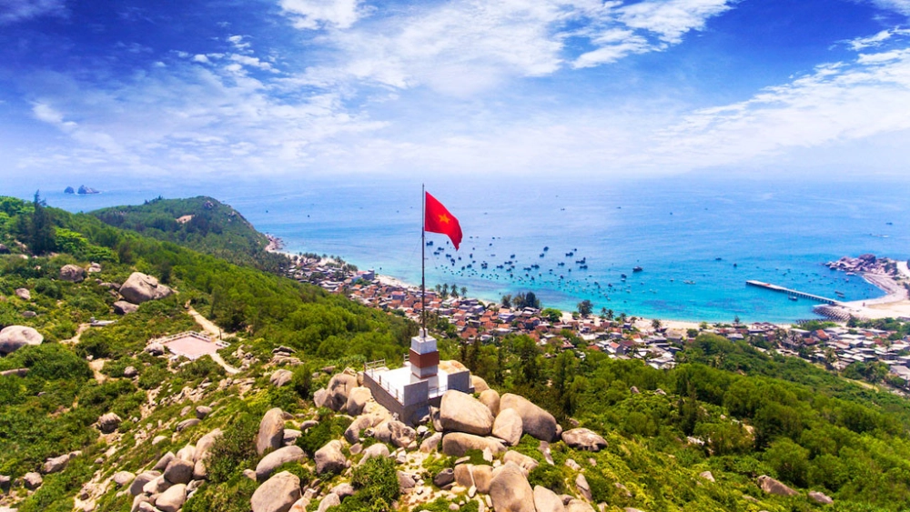 Đừng bỏ lỡ ngắm toàn cảnh từ ngọn hải đăng tuyệt đẹp giữa trời mây