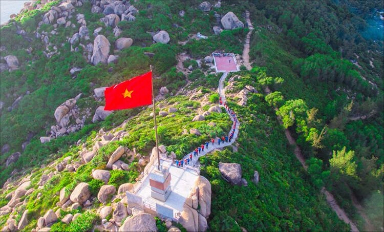 Tự hào với khoảnh khắc chiêm ngưỡng cột cờ thanh niên trên đảo