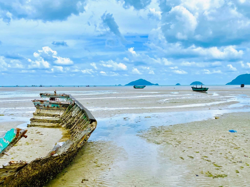 Khái quát về bãi biển Lò Vôi Thời điểm khám phá biển Lò Vôi đẹp nhất Cách thức di chuyển đến bãi Lò Vôi Hít thở không khí thiên nhiên nguyên sơ Tắm biển và giải nhiệt Bình minh – hoàng hôn đầy cảm xúc Đạp xe dạo mát và dã ngoại nhẹ Trải nghiệm thể thao nước Ẩm thực khi khám phá bãi Lò Vôi Những điểm du lịch quanh bãi Lò Vôi Lưu ý khi tham quan bãi Lò Vôi