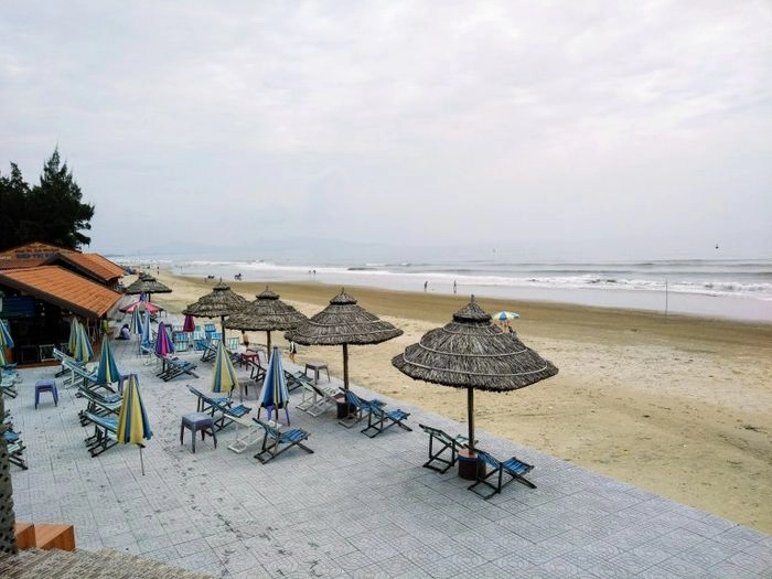 Đi chill tại bãi tắm Long Cung 3 không 3 sạch mát lành