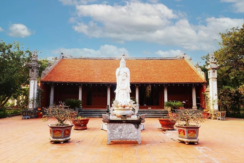 Tâm an tịnh tại ghé thăm Bạch Long Tự linh thiêng