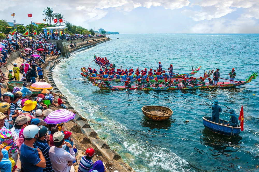 Sôi động cùng lễ hội đua thuyền Tứ Linh