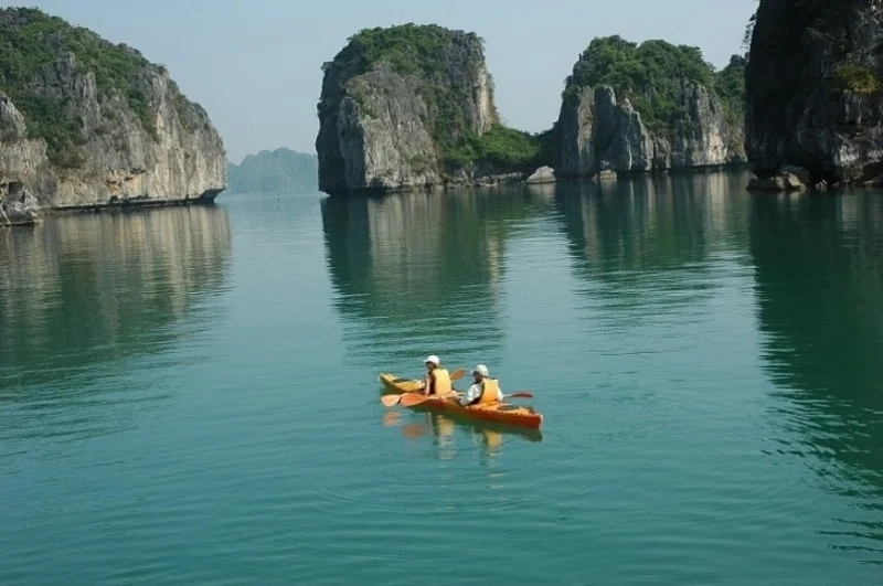 Thử thách bản thân với chèo kayak giữa biển xanh Đảo Mắt Rồng
