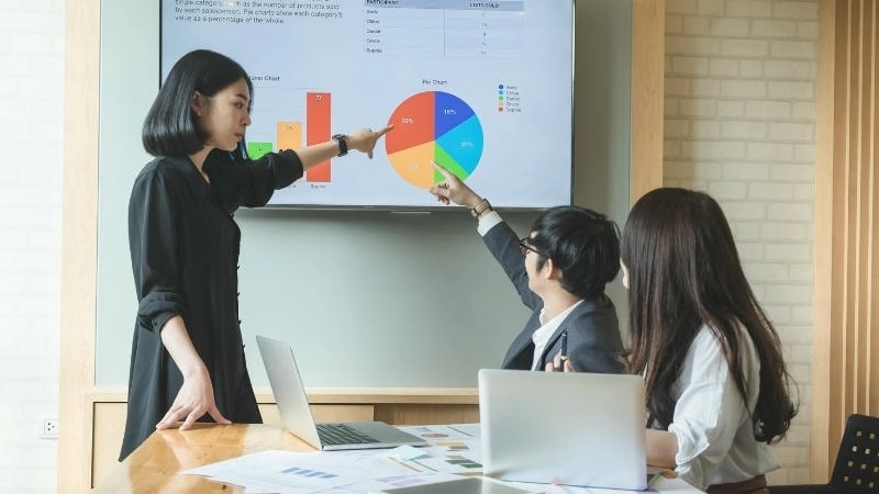  Một buổi định hướng cho nhân viên mới, nơi họ được giới thiệu về giá trị cốt lõi của công ty  