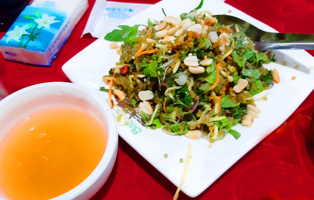 Thưởng thức gỏi trứng cá Chuồn đậm chất miền biển Mỹ Khê