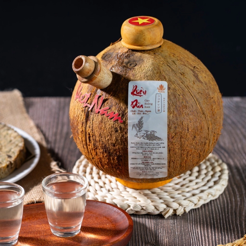 Đừng quên nhâm nhi rượu dừa truyền thống ngọt nhẹ