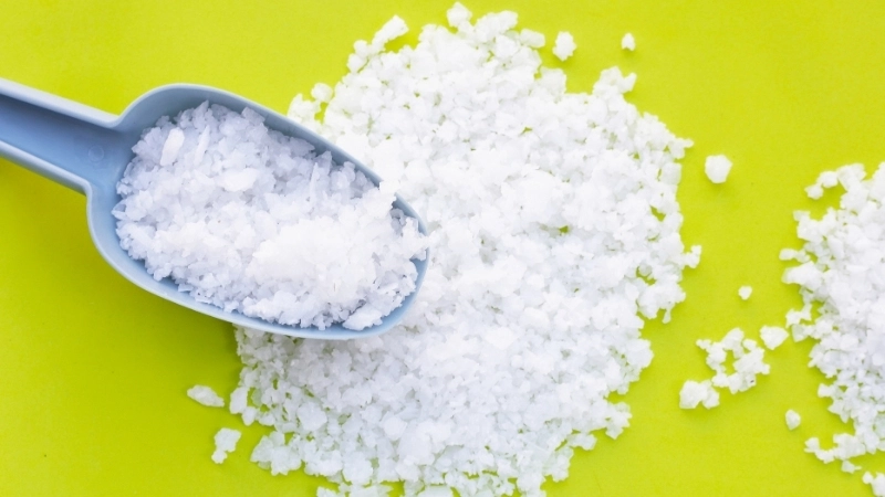 NaOH là một hóa chất mạnh có tính ăn mòn cao