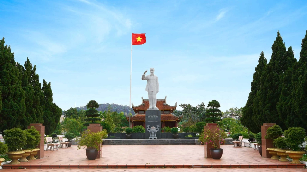 Lặng nhìn thành cổ và khu tưởng niệm Bác Hồ