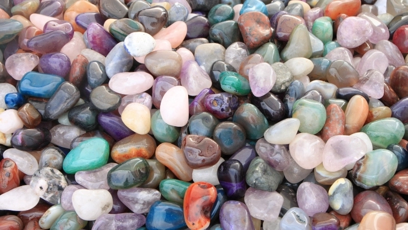  Những viên đá quý thô như ruby và sapphire, cho thấy vẻ đẹp tự nhiên trước khi được cắt gọt