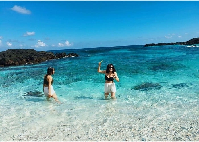 Tắm biển, thư giãn giưuax thiên nhiên tỏng lành là hoạt động không thể thiếu khi tới biển