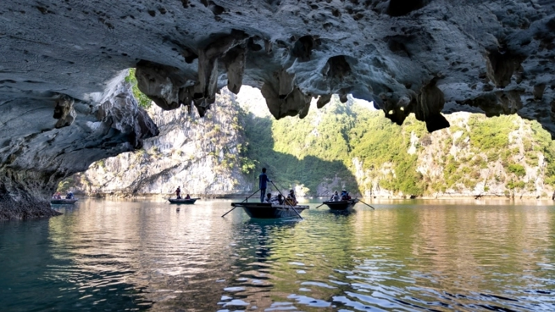 Núi đá vôi ở Vịnh Hạ Long, địa hình cácxtơ được hình thành do hòa tan và xói mòn.