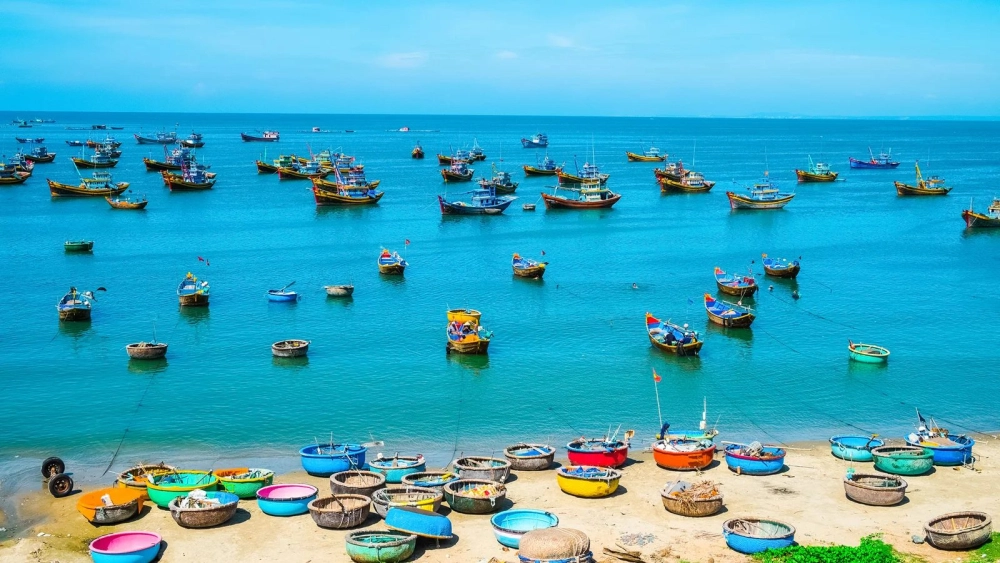 Dạo chơi làng chài Mũi Né gần bãi đá Ông Địa yên bình