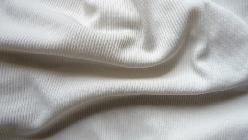 Polyester cũng dễ tích tụ điện tích, đặc biệt trong điều kiện hanh khô 