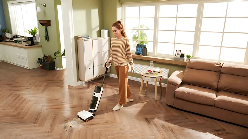 Quét và hút bụi trước khi lau sàn