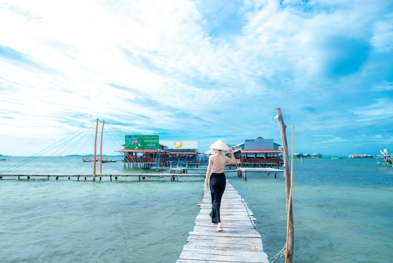 Thử ngay tắm biển và chơi đùa trên nhà bè ở rạch vẹm