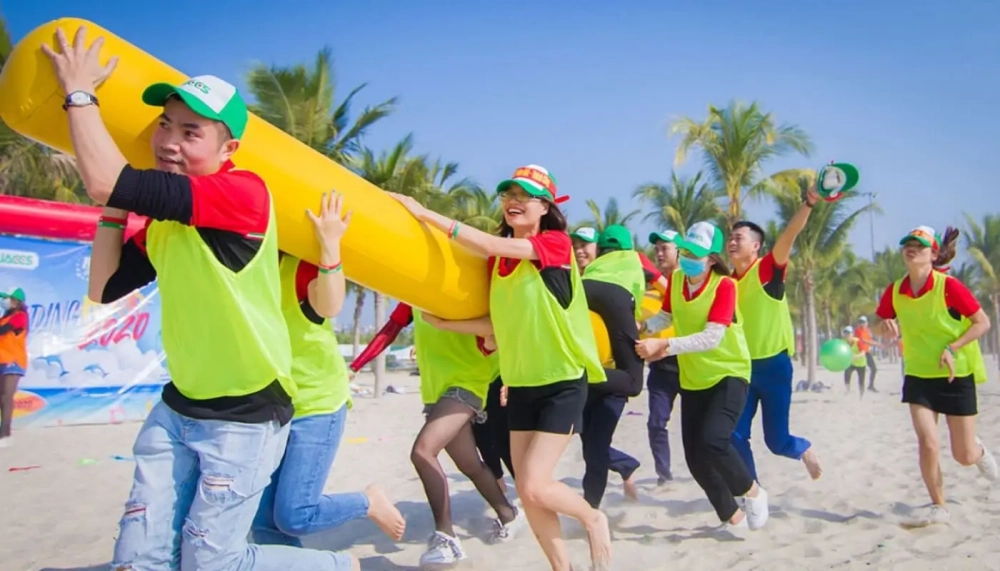 Gắn kết cùng nhóm với team building trên bãi cát